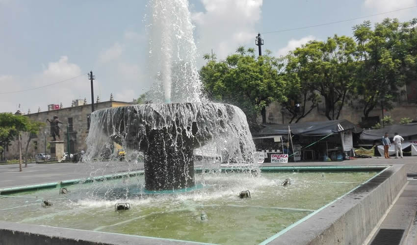 En Plaza Liberación, las fuentes ya pintan un color verdoso y en el fondo se pueda ver lodo y lama, en gran medida, el primero, atraído de las obras de construcción de la línea 3 del tren ligero que se llevan a cabo en el primer cuadro de la ciudad/Foto: Francisco Andalón López 
