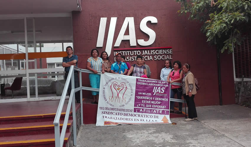 Trabajan bajo protesta los empleados del IJAS debido a que no les aumentan el sueldo, ni las prestaciones o primas vacacionales, entre otros derechos como asalariados; de no recibir respuesta, harán paros y se manifestarán en el centro tapatío/Fotos: Rafael Hernández Guízar