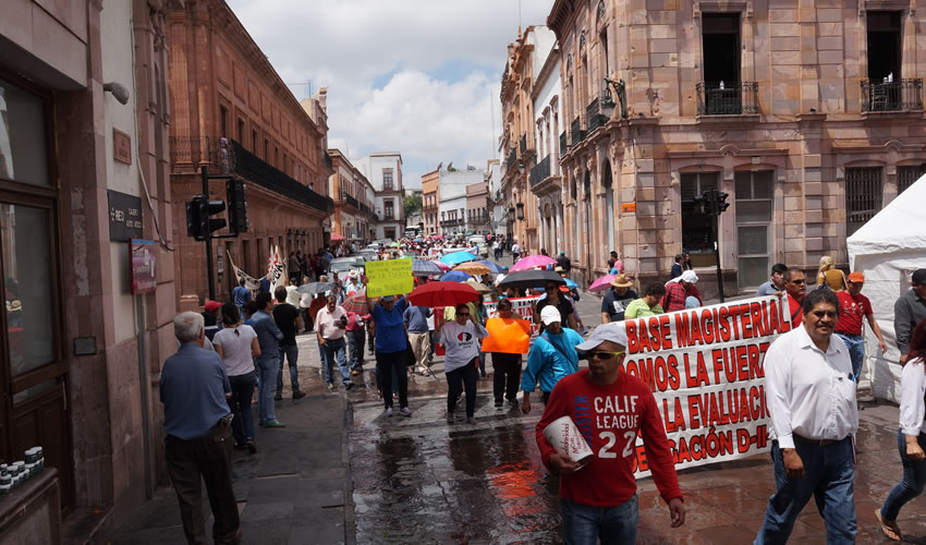 La marcha a la que convocó el magisterio disidente inició poco antes del mediodía frente a la Unidad Académica de Ingeniería de la UAZ, donde el contingente se incorporó rápidamente al bulevar Adolfo López Mateos
