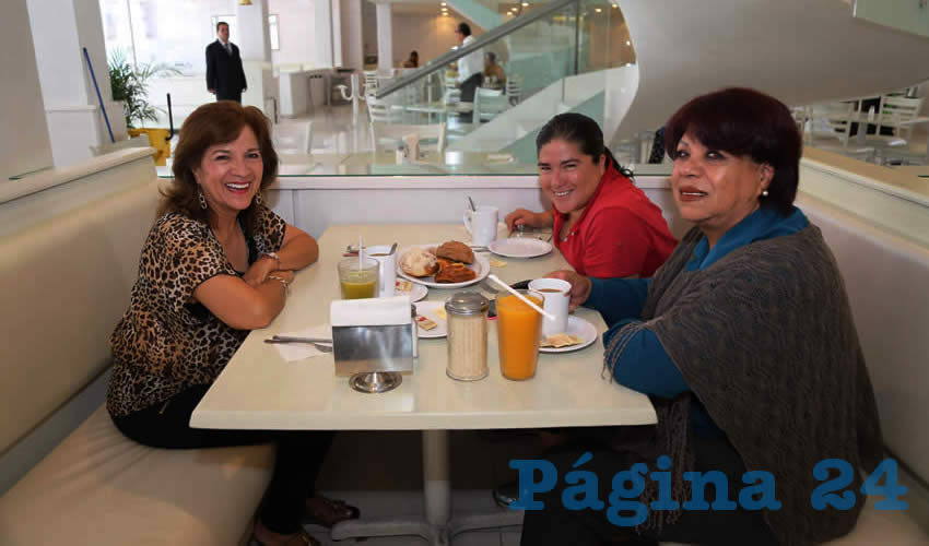 Mireille Rosado Pedraza, Sandra Mart&iacute;nez Rosado y Araceli G&oacute;mez Ruiz, presidenta estatal de la asociaci&oacute;n civil Movimiento por la Esperanza, compartieron el pan y la sal en el restaurante Del Centro