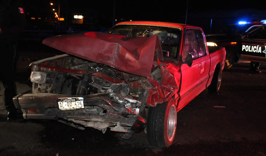 La camioneta Mazda fue destrozada por su ebrio conductor, Adrián Martínez Ibarra