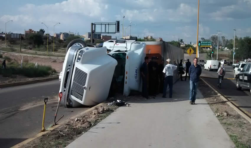 El tractocami&oacute;n se volc&oacute; sobre avenida Siglo XXI, en Jes&uacute;s Mar&iacute;a