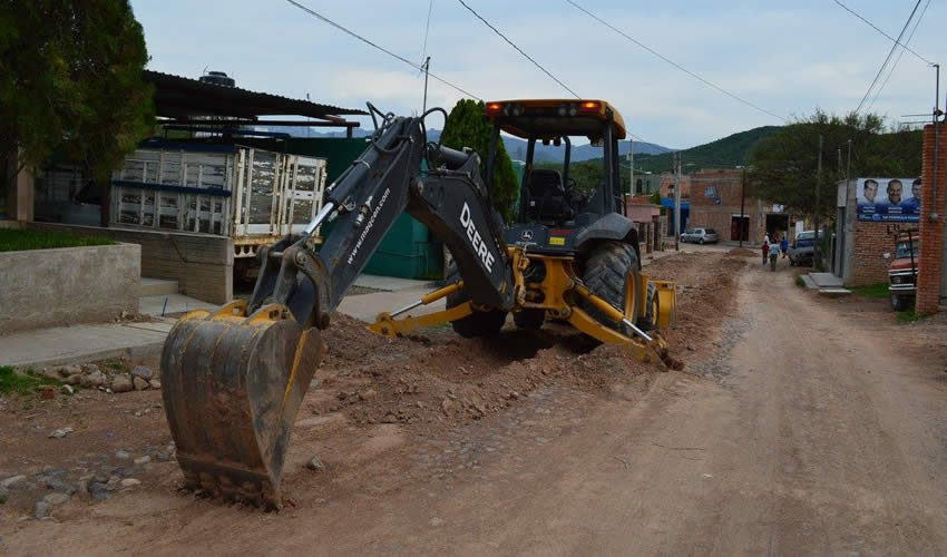 La maquinaria pesada inició su trabajo para rehabilitar la red de agua potable en El Cuervero