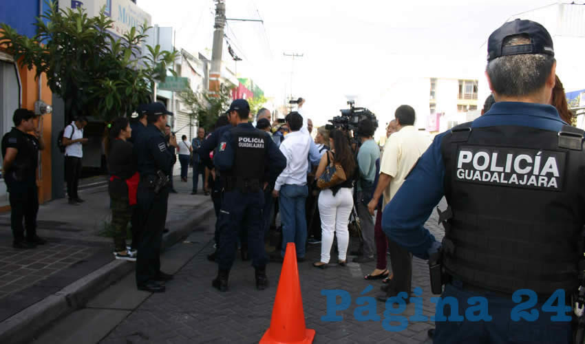 Pese a la presencia del comisario y de elementos de la policía, los ladrones a bordo de una motocicleta no se detuvieron para realizar sus fechorías