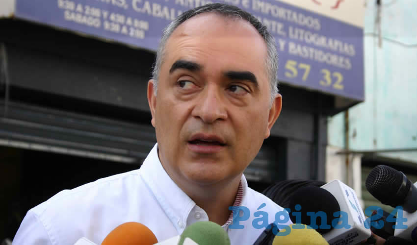Salvador Caro, comisario de seguridad del municipio, presumía los avances en la materia cuando a metros de distancia se efectuaba un robo a cuentahabiente/Fotos: Francisco Tapia
