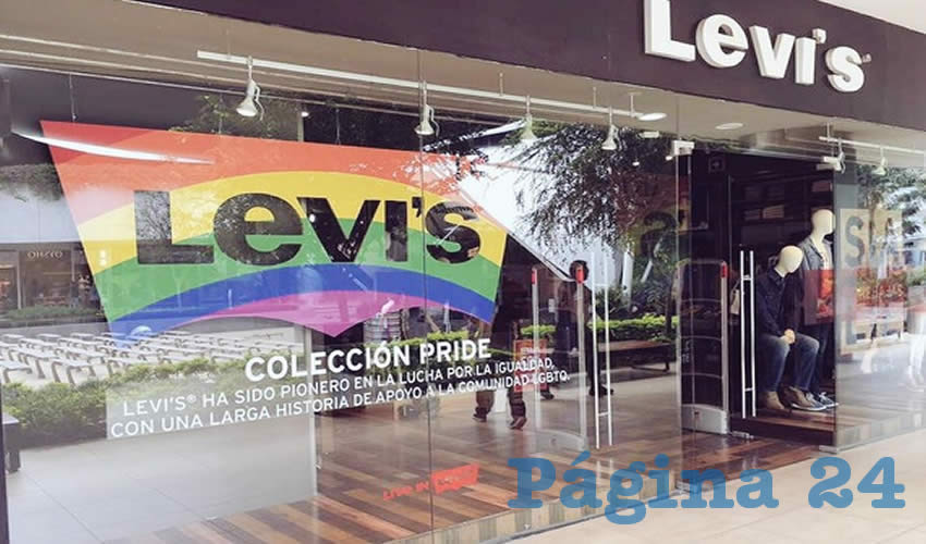 Un escaparate fue desmontado a “petición” de Plaza Andares por exhibir la bandera arcoíris/Foto: Cortesía
