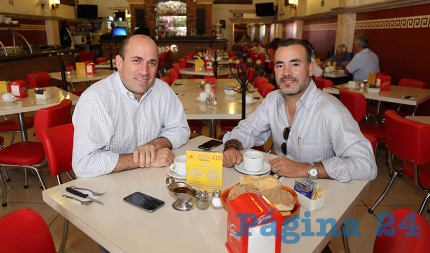 En el restaurante Mitla platicaron Manuel Cortina Reynoso, secretario del Ayuntamiento capital, y Mauricio Gonz&aacute;lez L&oacute;pez, empresario