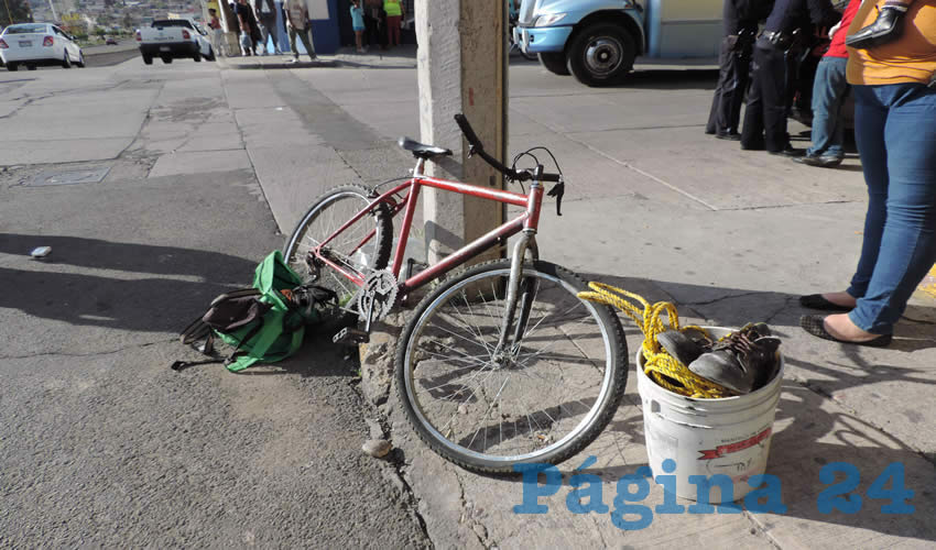 La bicicleta en que viajaba el ebrio Roberto Díaz Hernández; a un lado, la mochila en que llevaba un gallo que murió aplastado