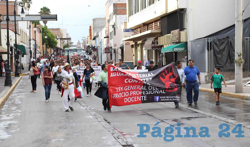 Manifestación de maestros en Plaza de Armas (Fotos: Eddylberto Luévano Santillán)