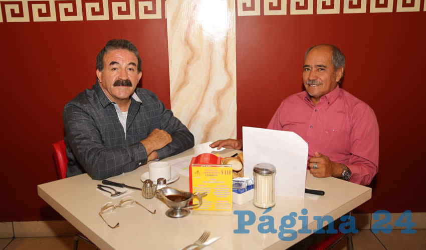 En el restaurante Mitla compartieron el primer alimento del d&iacute;a Luis Felipe Ruvalcaba Arellano, encargado de despacho de la Semarnat, y Jos&eacute; Lazar&iacute;n Hern&aacute;ndez, dirigente sindical de la secci&oacute;n uno de la Semarnat