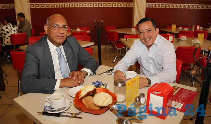Alberto Aguilera Esparza, coordinador de delegaciones del Municipio, y Salvador Maximiliano Ram&iacute;rez Hern&aacute;ndez, regidor electo por el Partido Acci&oacute;n Nacional, desayunaron en el restaurante Mitla