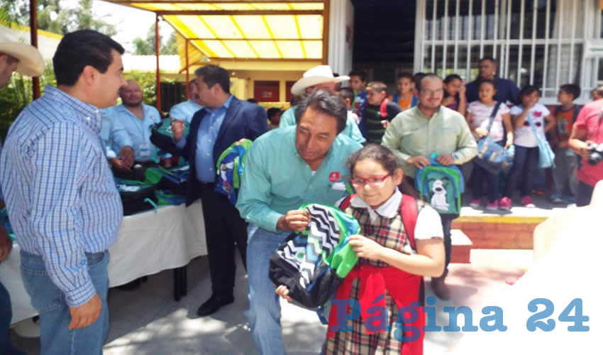 Héctor Padilla entregó en la primaria “20 de Noviembre” una a una las mochilas con útiles del programa estrella del gobierno de Jalisco/Foto: Francisco Barba