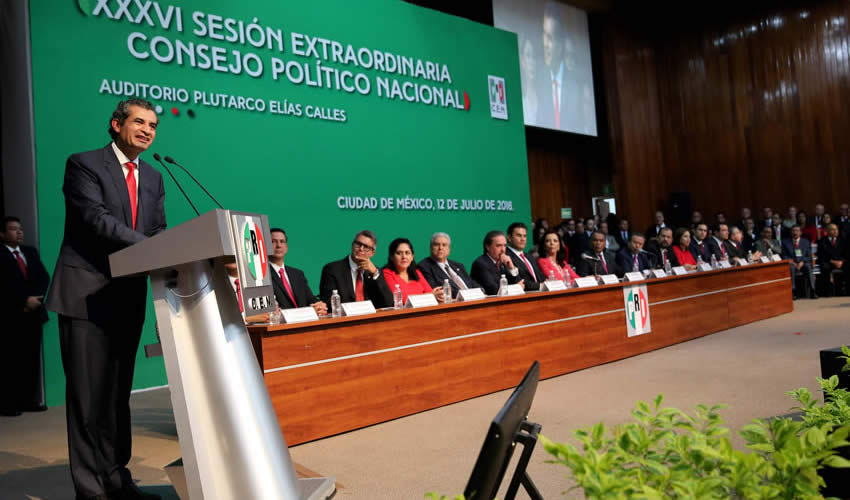Enrique Ochoa Reza aseveró que el PRI está de pie, continuamente transformándose y construyendo nuevos puentes de diálogo abierto y de frente con la sociedad