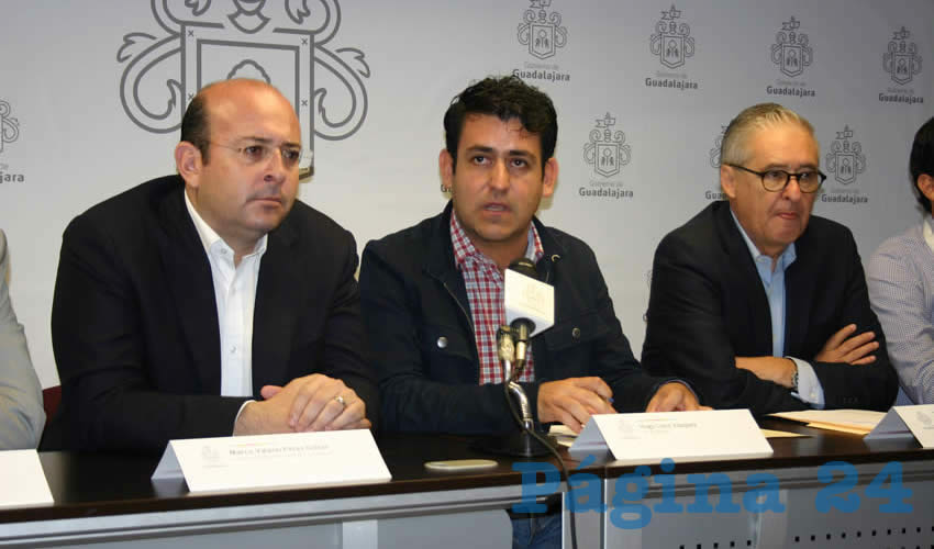 Además de acusar al ex alcalde tapatío de no dar la atención adecuada al mercado Alcalde, ni a muchos más en situación crítica, Hugo Luna, jefe de Gabinete del ayuntamiento, justificó que la actual administración no remodela estos espacios porque la Secretaría de Hacienda federal no ha liberado recursos para este fin 
