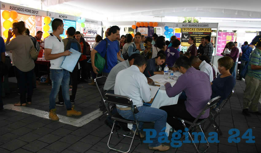 Aunque la feria no está condicionada a ningún gremio en específico, hasta para profesionales la situación laboral se les complica aún más, pues había pocas vacantes ofertadas vinculadas con su su preparación, experiencia o edad/Fotos: Francisco Tapia 