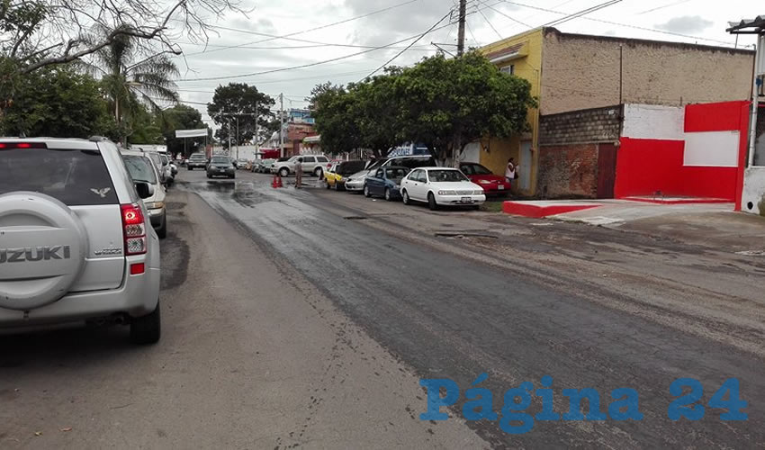 “Hay un montón de hoyos y siempre es lo mismo, le ponen un plaste (sic) de chapopote y ya, piensan que se va a solucionar con eso pero no”, reclaman los vecinos de La Loma/Fotos: Rafael Hernández Guízar