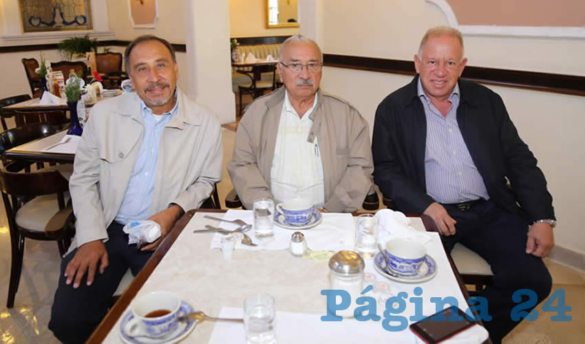 En Sanborns Francia compartieron el primer alimento del d&iacute;a Jes&uacute;s Ra&uacute;l Garc&iacute;a Mata, Ra&uacute;l Garc&iacute;a Guerra y Fernando Lozano