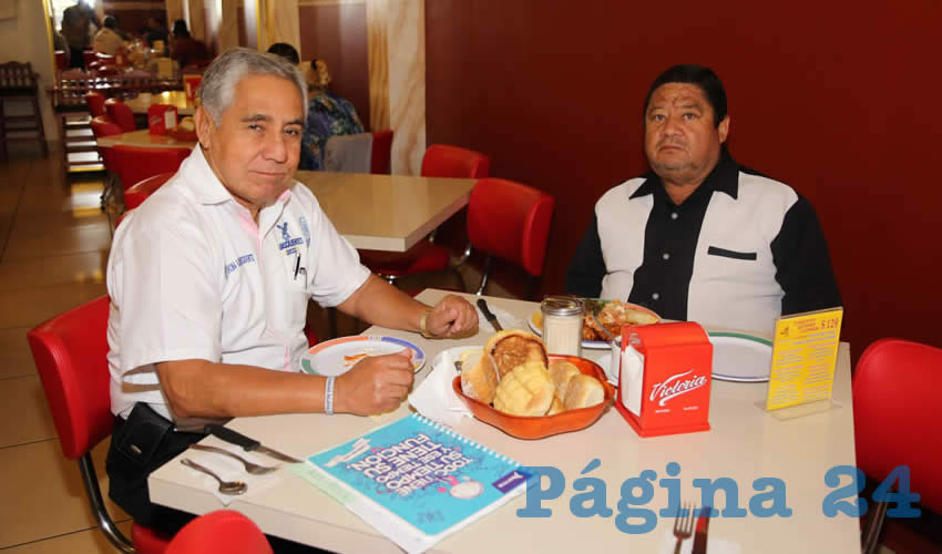 En el restaurante Mitla compartieron el pan y la sal Jos&eacute; de Jes&uacute;s Mart&iacute;nez Gonz&aacute;lez, director de Vinculaci&oacute;n y Convivencia Ciudadana de la Oficina Ejecutiva del presidente municipal, y Juan Camacho Gayt&aacute;n, secretario general de la Asociaci&oacute;n de Juegos Mec&aacute;nicos