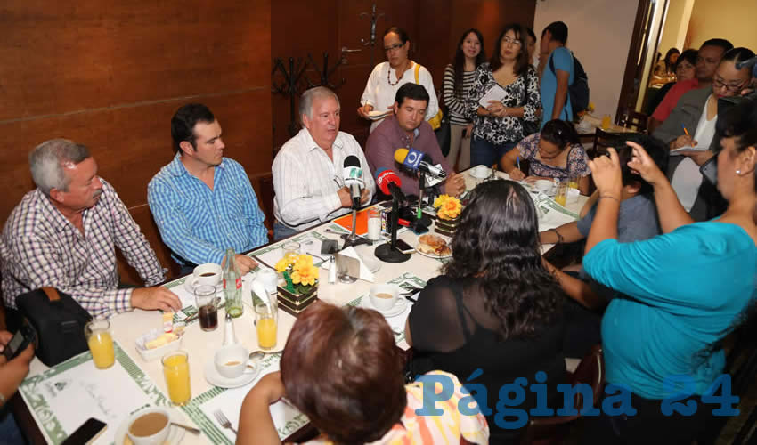Rueda de prensa del Frente Nacional de Productores y Consumidores de Leche (Foto: Eddylberto Luévano Santillán)