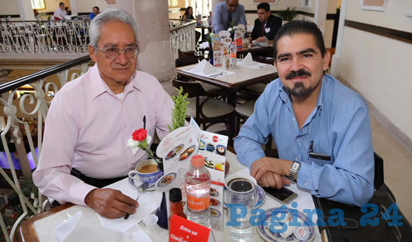 El profesor Roberto Medina Ventura y Arturo Mata S&aacute;nchez, secretario general del Sindicato de los Trabajadores de la SCT, departieron en Sanborns Francia