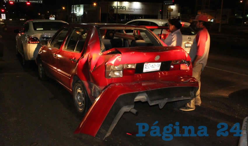 El autob&uacute;s urbano choc&oacute; contra el autom&oacute;vil Volkswagen Jetta