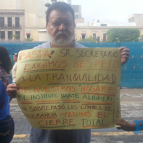 El crecimiento de esta escuela “ya superó los límites de la tolerancia” de las personas con quienes comparte muros, por lo que demandaron el cierre del lugar 