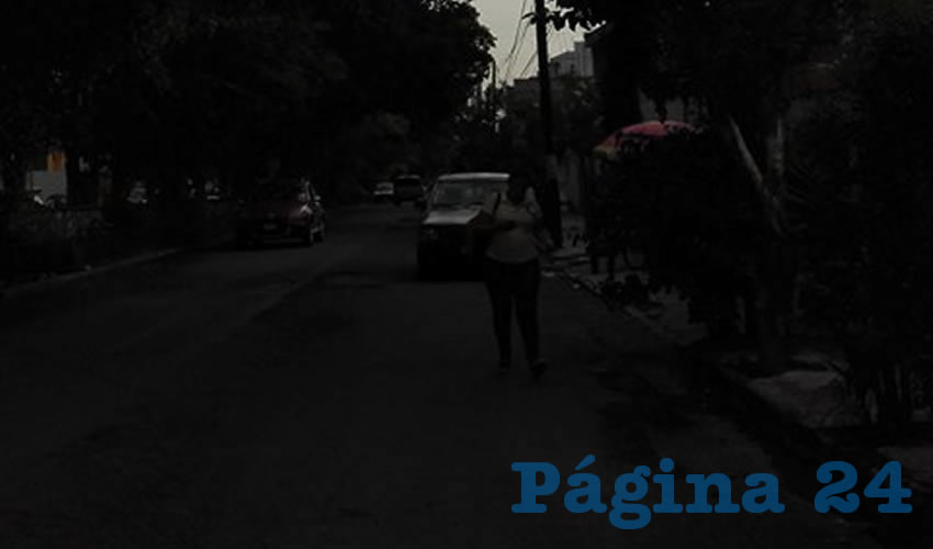 Al caer la noche, los habitantes se resguardan en sus casas porque saben que los delincuentes acechan cobijados por la oscuridad que les dan las inservibles luminarias 