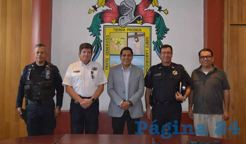 A la izquierda el nuevo titular de la Policía Preventiva en Calvillo, Carlos Alberto Adalí Castañeda y sus superiores inmediatos