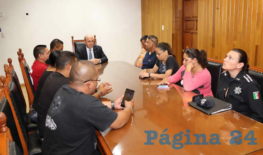 Manuel Conrtina Reynoso, secretario del Ayuntamiento, recibió a los policías afectados por el descuento en su salario (Foto: Eddylberto Luévano Santillán)
