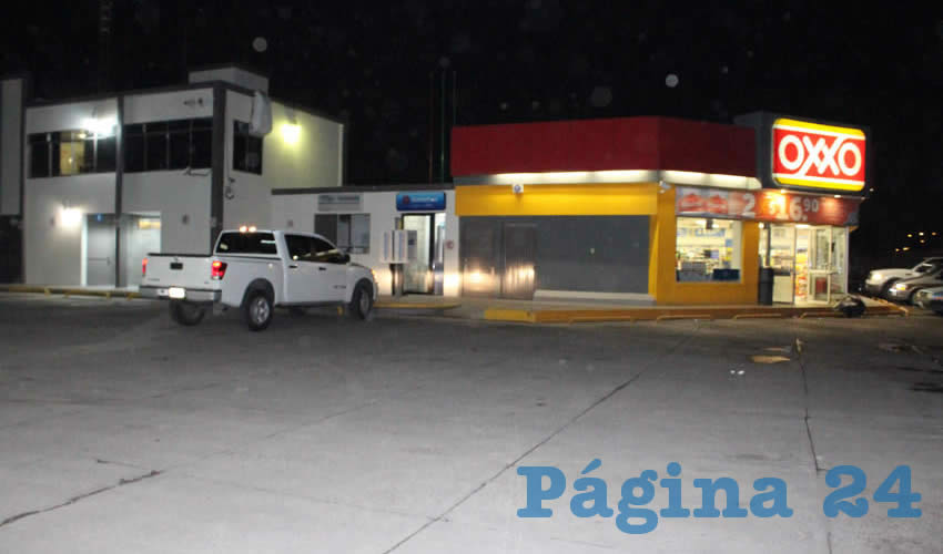El cajero del banco Banamex, situado entre las oficinas de la estación y una tienda Oxxo