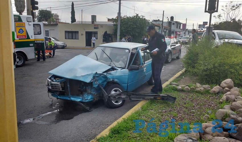 La camioneta patrulla del jefe policiaco Andrés Durón Borbolla, destrozó el frente del automóvil Datsun
