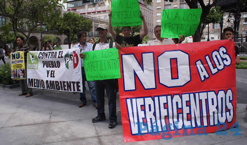 Los manifestantes se apostaron a las afueras de palacio de gobierno, mostrando pancartas donde acusan al PRI y al PVEM de complicidad para instalar a toda costa los verificentros en Jalisco/Fotos: Francisco Tapia