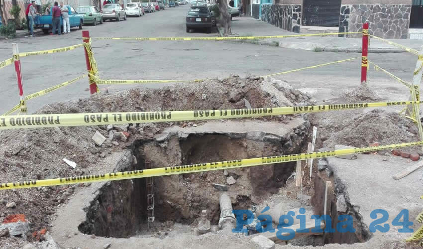 Un enorme agujero, donde bien podría caber un auto compacto, apenas es señalado por una cinta para que nadie caiga en su interior/Fotos: Rafael Hernández Guízar