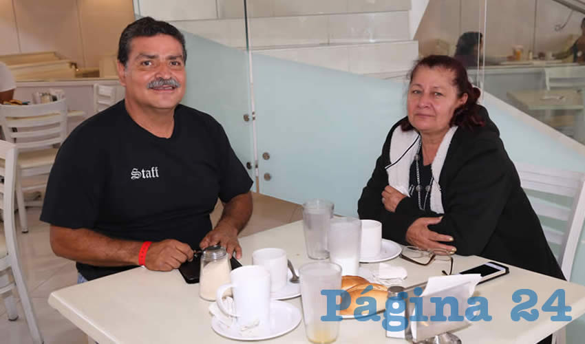 En el restaurante Del Centro desayunaron Fernando Morales D&iacute;az y Rosa Castillo Gallegos, empresarios de Cerveza Artesanal de la ciudad de Irapuato