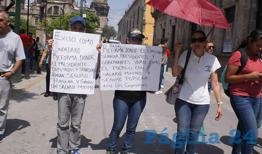 Con pancartas exigían que el presidente, diputados y senadores vivieran con el salario mínimo y usaran el seguro popular para tratar sus enfermedades, para ver lo que se siente