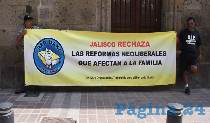 El contingente de inconformes partió de la Plaza de la Liberación hacia la delegación de la PGR en Jalisco, donde tronaron contra la cerrazón del gobierno federal/Fotos: Francisco Tapia 