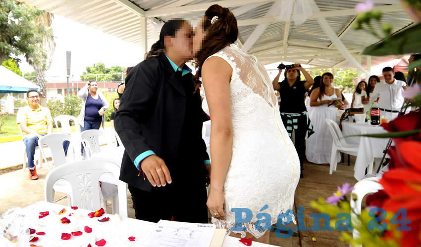 Los presentes corearon la petición del beso, llegó el beso, le siguieron el aplauso y una lluvia de flores cortesía de las sobrinas de una de las contrayentes/Foto: 
