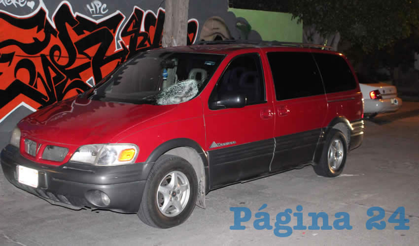 En el parabrisas de camioneta Pontiac Montana qued&oacute; la huella del brutal atropellamiento