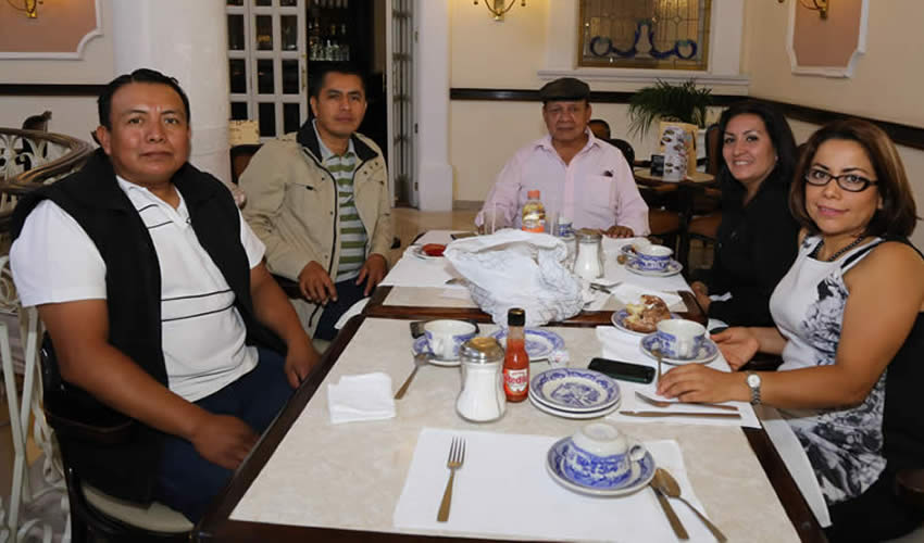 En Sanborns Francia se reunieron C&eacute;sar Carvente, Juan Antonio Ram&iacute;rez, Arturo Ibarra Susan, presidente de la Organizaci&oacute;n Interdisciplinaria por Aguascalientes AC; Roc&iacute;o Ibarra Guerrero y M&oacute;nica Contreras Lara, licenciada en Psicolog&iacute;a