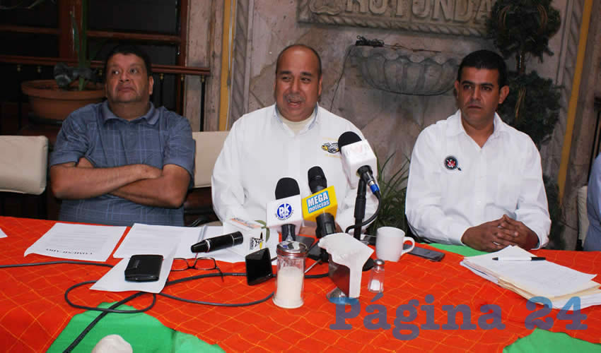 Desde el gobierno estatal se trabaja perversamente por matar el programa de afinación controlada, ya que la titular de Semadet aseguró que no habrá operativos de policías viales para multar a vehículos que contaminen, tronó Jaime Aldrete, representante de los mecánicos/Foto: Francisco Tapia 