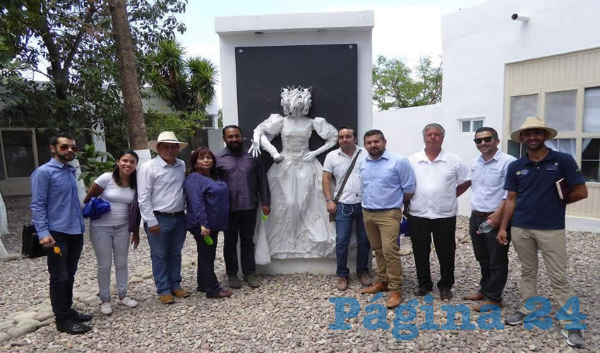 La Central Camionera exhibe la escultura de La Mujer Cara de Caballo, para extrañeza de los pasajeros