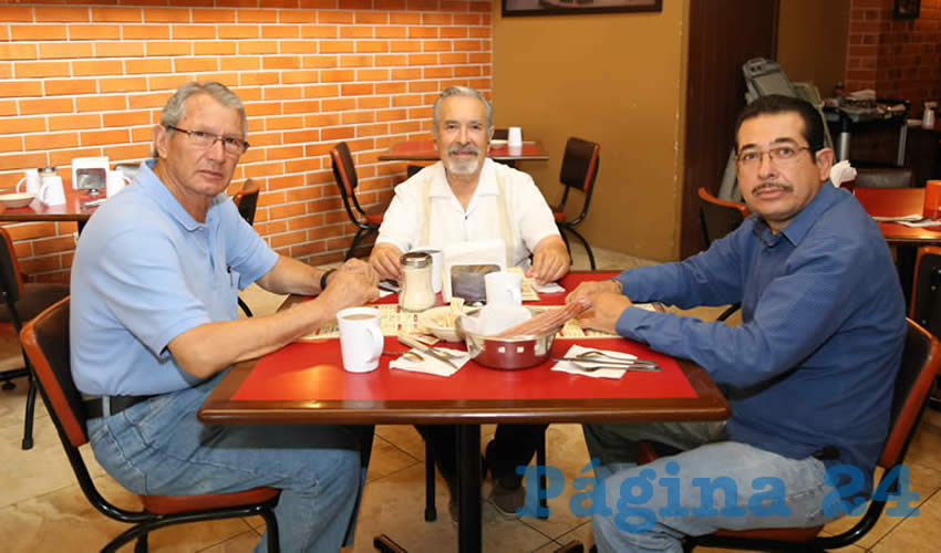 En Las Antorchas compartieron el pan y la sal Mat&iacute;as Lozano D&iacute;az de le&oacute;n, periodista y columnista; Juan Manuel Rodr&iacute;guez Gonz&aacute;lez, periodista y Ricardo Rodr&iacute;guez Calder&oacute;n