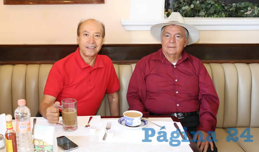 En Sanborns Francia departieron los contadores p&uacute;blicos Ram&oacute;n Antonio Romo Garc&iacute;a y Arturo Manr&iacute;quez Vargas