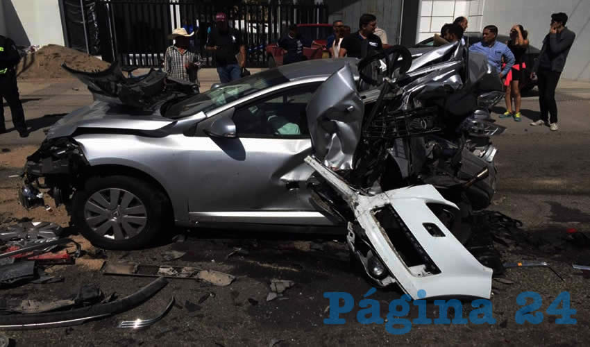 La Renault Fluence, destrozada por la brutal colisión por alcance de la Audio Q7