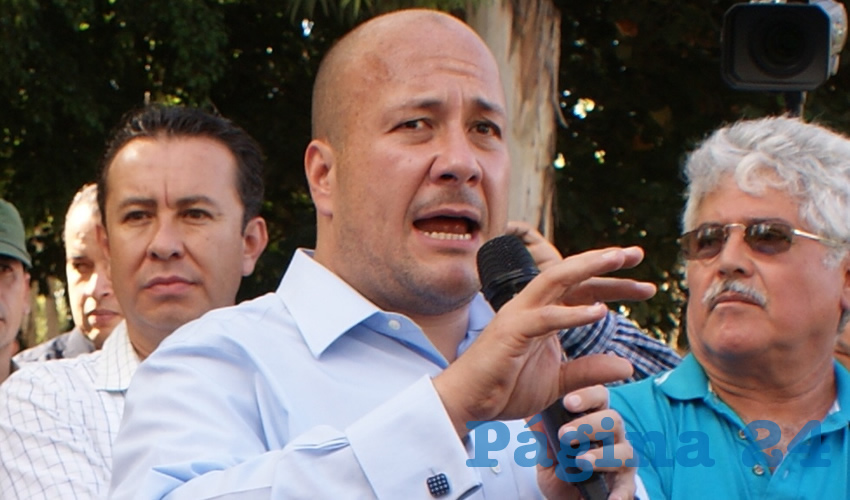 El alcalde de Guadalajara, Enrique Alfaro, no admite reclamo alguno de la ciudadanía y de manera prepotente les contesta que la ciudad está como está porque así la recibió del gobierno anterior y porque sus habitantes no lo ayudan a mejorarla y que él solo no puede hacer nada para proporcionarles mejores servicios/Foto: Francisco Tapia 