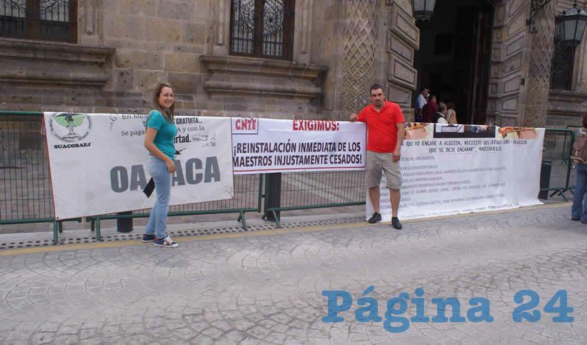 Decenas de profesores inconformes con la reforma educativa y las afectaciones que les ha causado bloquearon momentáneamente el cruce de avenida Juárez y 16 de Septiembre para encaminarse hacia Palacio de Gobierno, en donde llevaron a cabo un mitin/Fotos: Francisco Tapia 