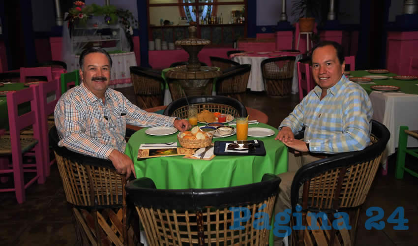 En el restaurante La Saturnina compartieron el pan y la sal el arquitecto Jaime Randolph Rodr&iacute;guez y el ingeniero Emilio Hern&aacute;ndez Guzm&aacute;n