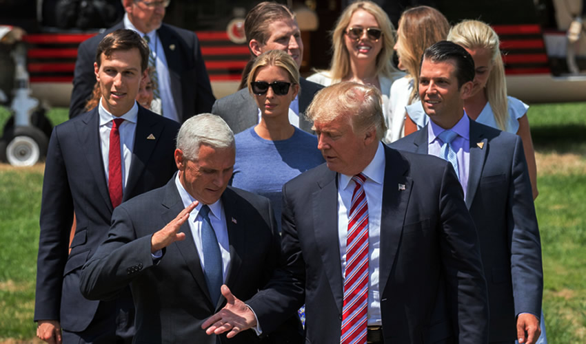 Cleveland, EU.- Donald Trump (derecha), candidato del Partido Republicano a la presidencia de Estados Unidos, saluda a Mike Pence), gobernador del estado de Indiana y candidato a la vicepresidencia (Foto: Richard Ellis/ Xinhua) 