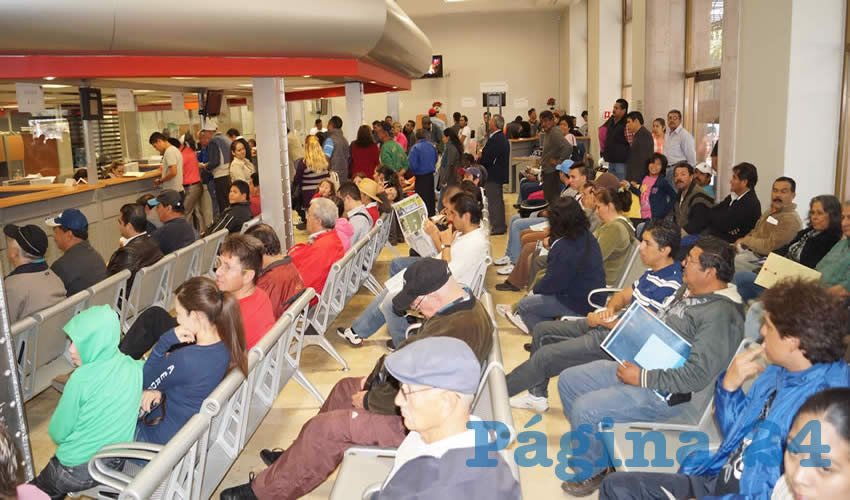 Pagos y trámites que hacen los jaliscienses son complejos y tardados, contrario a lo que han presumido los gobierno estatales y municipales con la supuesta mejora de los procesos; la realidad es que los habitantes padecen las largas colas y las eternas esperas para conseguir licencias, permisos, pagar multas o ajustar cuentas con el gobierno/Foto: Archivo Página 24