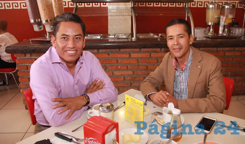 En el restaurante Mitla compartieron el primer alimento del d&iacute;a Gregorio Zamarripa Delgado, exdiputado local, y Adri&aacute;n Ventura D&aacute;vila, exalcalde de Aguascalientes